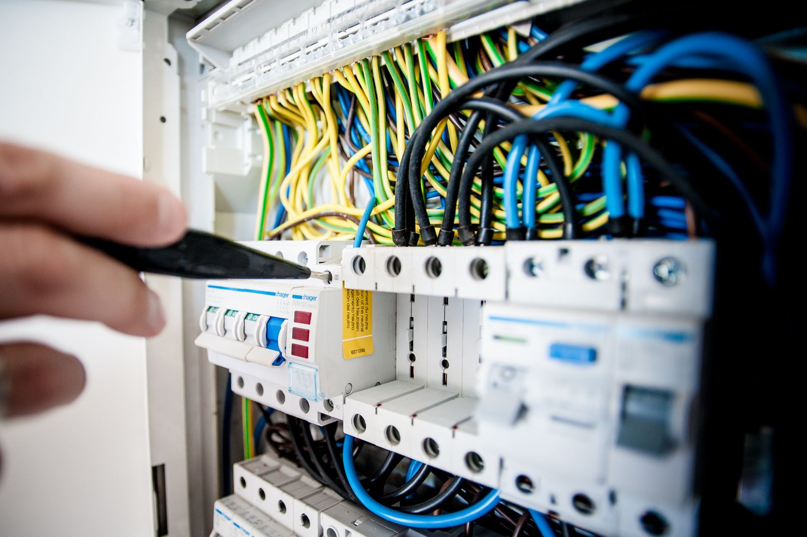 Elektryk pracujący przy rozdzielnicy elektrycznej