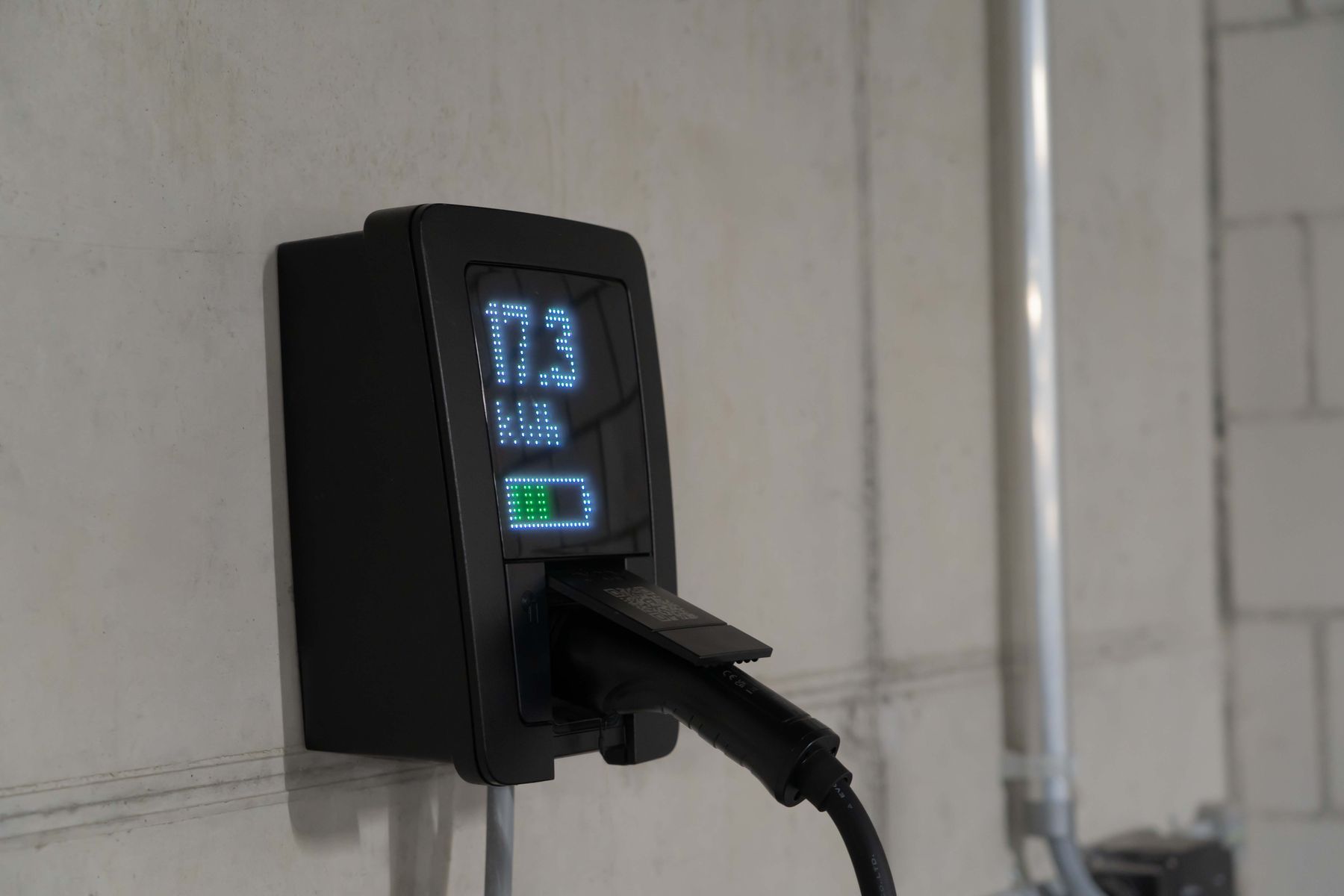 Naścienna ładowarka samochodu elektrycznego